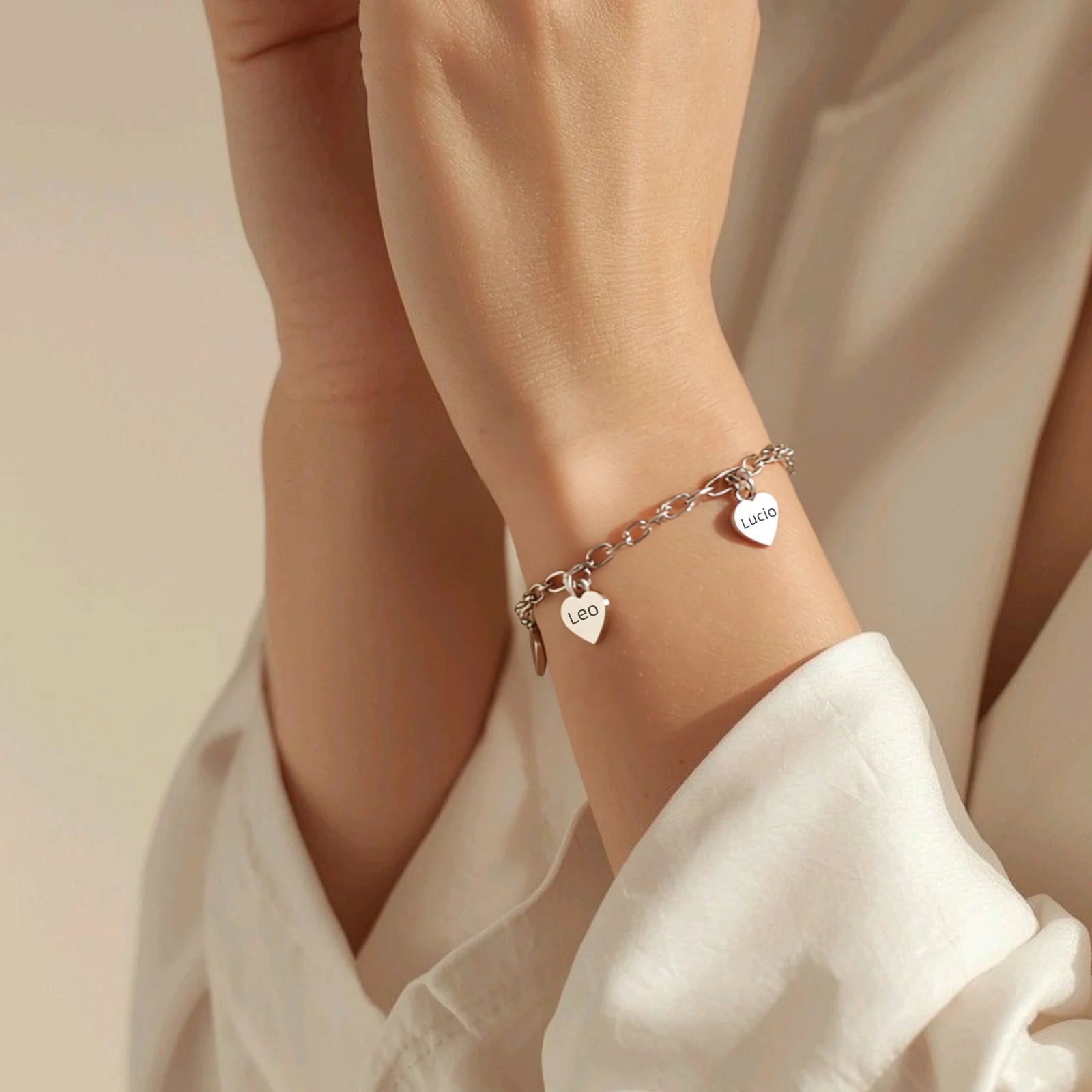 Personalized Heart Charm Bracelet – Custom Name Engraved Gift for Mom & Wife