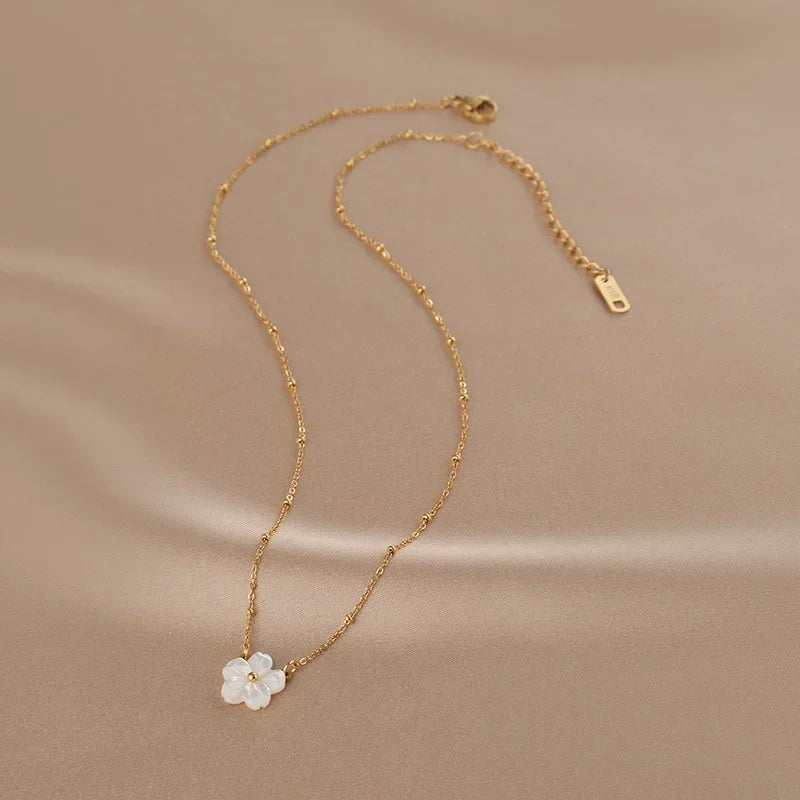 White Shell Flower Pendant Necklace – Gold Stainless Steel Clavicle Chain for Women