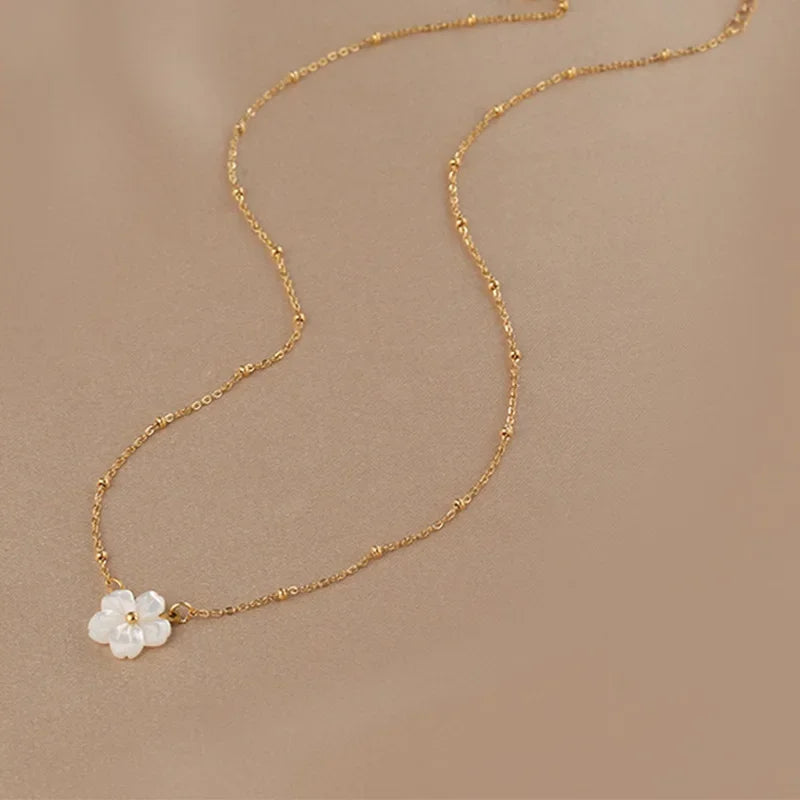 White Shell Flower Pendant Necklace – Gold Stainless Steel Clavicle Chain for Women