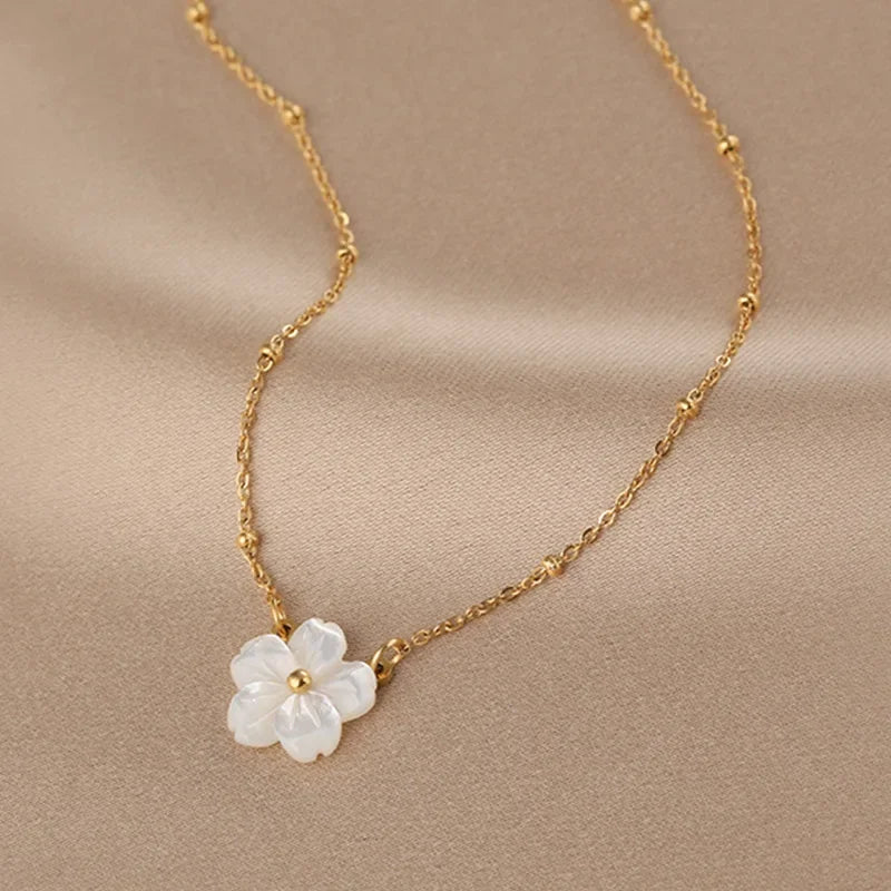 White Shell Flower Pendant Necklace – Gold Stainless Steel Clavicle Chain for Women