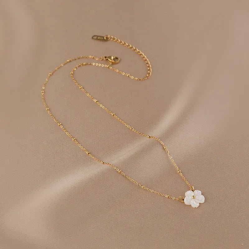 White Shell Flower Pendant Necklace – Gold Stainless Steel Clavicle Chain for Women